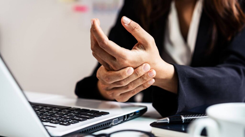 Leia mais sobre o artigo Como uma rotina sustentável evita LER/DORT no trabalho